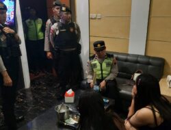 Pasangan Bukan Suami Istri Malu Tutupi Wajahnya saat Polisi Ketuk Kamar Hotel