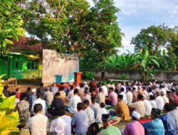 Warga Kalitengah Melaksanakan Sholat Idul Fitri di Lapangan SD Negeri 2 Kalitengah Gombong