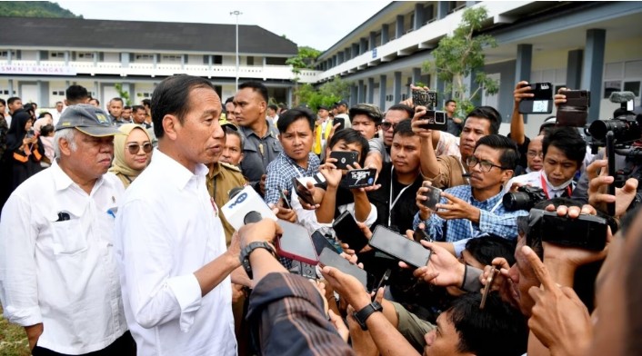 Presiden Joko Widodo menyampaikan keterangannya kepada awak media di SMKN 1 Rangas Kabupaten Mamuju, Provinsi Sulawesi Barat, pada Selasa, 23 April 2024. Foto: BPMI Setpres/Rusman