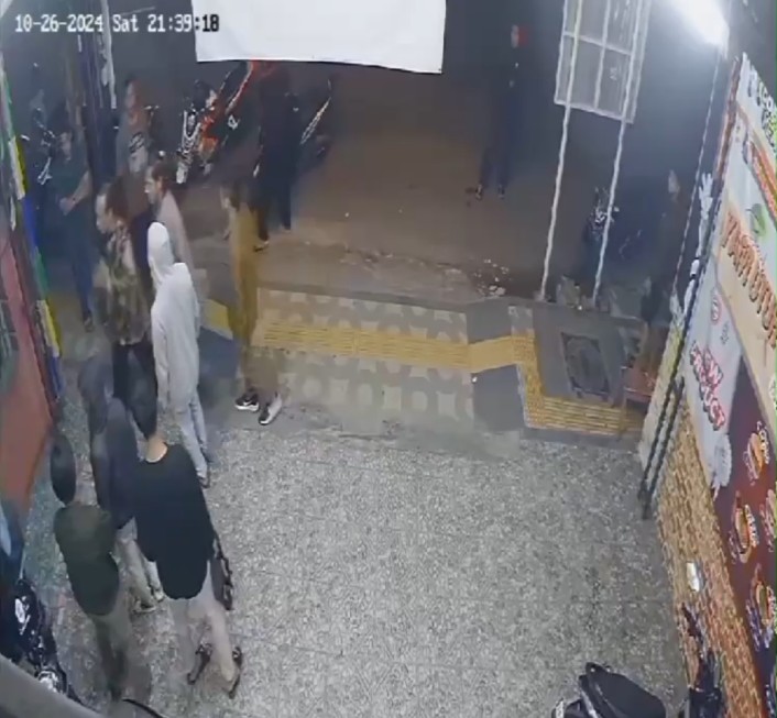 Foto : Rekaman CCTV Terduga Pelaku Pengeroyokan WNH
Sumber/ Istimewa